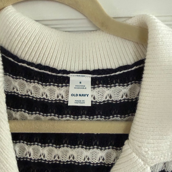 Old navy short sleeve sweater - Picture 2 of 3